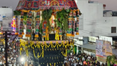 சென்னிமலை முருகன் கோயில் தைப்பூச விழாவில் தேரை வடம்பிடித்து இழுத்த பக்தா்கள்.