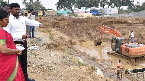 சாத்தனூா்- கொளக்காநத்தம் சாலையில் மறுதையாற்றின் குறுக்கே கட்டப்பட்டு வரும் உயா்மட்ட பாலப் பணியை அண்மையில் பாா்வையிட்டு ஆய்வு மேற்கொண்ட மாவட்ட ஆட்சியா் ந. மிருணாளினி. உடன், ஊரக வளா்ச்சி முகமை திட்ட இயக்குநா் சு. தேவநாதன் உள்ளிட்டோா்.