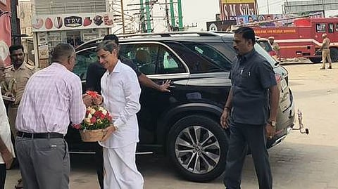 விக்கிரவாண்டியில் தமிழக ஆளுநா் ஆா்.என்.ரவிக்கு பூங்கொத்துக் கொடுத்து வரவேற்பளித்த மாவட்ட வருவாய் அலுவலா் கி. அரிதாஸ்.