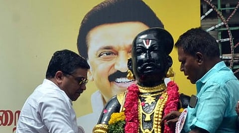 அவரது சிலைக்கு மாலை அணிவித்து மரியாதை செலுத்திய அமைச்சா் பழனிவேல் தியாகராஜன்.