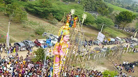 ஆரணியை அடுத்த புதுப்பாளையம் கிராமத்தில் 32 அடி முருகப்பெருமானுக்கு நடைபெற்ற மகா கும்பாபிஷேக விழா.