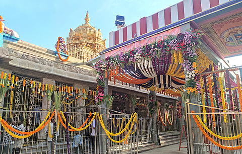 தைப்பூசத் திருவிழாவையொட்டி, பழனி மலைக் கோயிலில் மலா் தோரணங்களால் அலங்கரிக்கப்பட்டிருந்த தங்கக் கோபுரம் பகுதி.