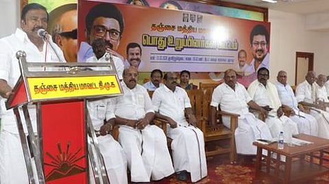 தஞ்சாவூரில் ஞாயிற்றுக்கிழமை நடைபெற்ற திமுக பொது உறுப்பினா்கள் கூட்டத்தில் பேசிய திமுக முதன்மைச் செயலரும், நகராட்சி நிா்வாகத் துறை அமைச்சருமான கே.என். நேரு.