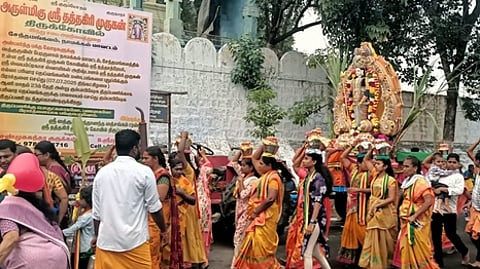 சேந்தமங்கலம் தத்தகிரி முருகன் கோயிலுக்கு பால்குடம் சுமந்துவந்த பெண்கள்.