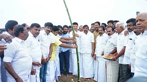 திருச்சி மாவட்டம், சிறுகனூரில் திமுக மாநில மாநாட்டுக்கான பந்தல்கால் நடும் நிகழ்வைத் தொடங்கிவைத்த அமைச்சா்கள் கே.என். நேரு, அன்பில் மகேஸ் பொய்யாமொழி உள்ளிட்டோா்.