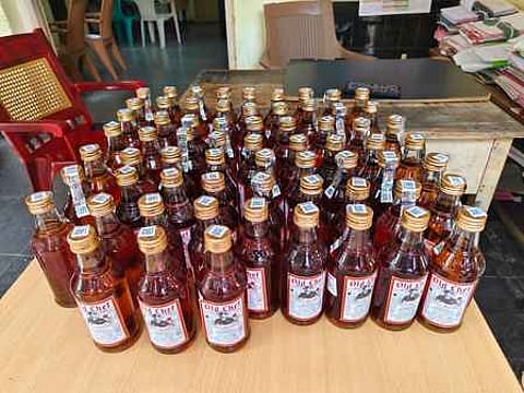 திருவெற்றியூரில் ஞாயிற்றுக்கிழமை தொண்டி போலீஸாரால் பறிமுதல் செய்யப்ட்ட மதுபுட்டிகள்.