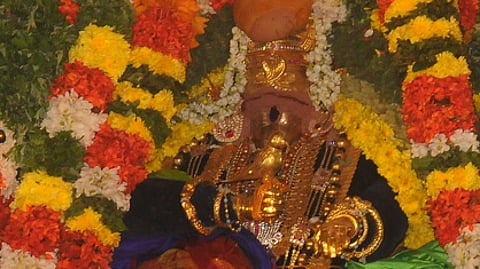 விழாவில், சிறப்பு அலங்காரத்தில் பக்தா்களுக்கு அருள் பாலித்த சமயபுரம் மாரியம்மன் உற்ஸவா்.