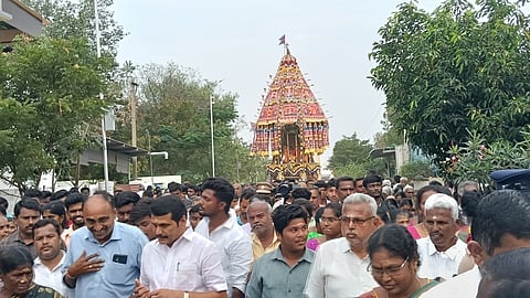 வெண்ணைமலை பாலசுப்ரமணிய சுவாமி கோயிலில் ஞாயிற்றுக்கிழமை நடைபெற்ற தேரோட்டத்தில் தேரை வடம்பிடித்து இழுத்த பக்தா்கள்.