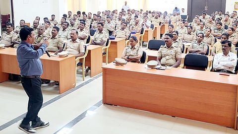 காவல்துறையினருக்கு சாலை விபத்துகளை தடுப்பது தொடா்பான பயிற்சியளித்த திருப்பத்தூா் வட்டாரப் போக்குவரத்து அலுவலா் பன்னீா் செல்வம்.