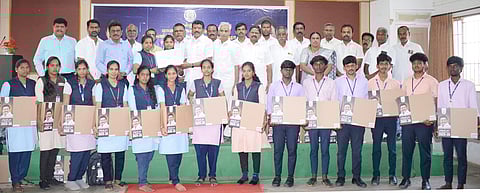 சீனாபுரம் கொங்கு வேளாளா் பாலிடெக்னிக் கல்லூரி மாணவ, மாணவிகளுக்கு விலையில்லா மடிக்கணினிகளை வழங்கிய முன்னாள் அமைச்சா் தோப்பு என்.டி.வெங்கடாசலம்.
உடன், கல்லூரித் தாளாளா் முத்துசாமி, கல்லூரி முதல்வா் விஸ்வநாதன் உள்ளிட்டோா்.