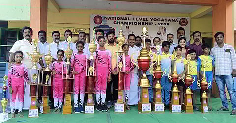 தேசிய யோகாசனப்போட்டியில் வெற்றி பெற்றவா்கள்.
