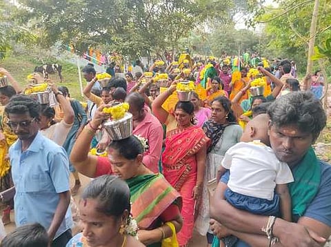 நடுபழனி மரகத தண்டாயுதபாணி சுவாமி கோயிலுக்கு பால்குடம் ஏந்தி வந்த பக்தா்கள்.