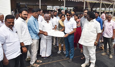 தமிழக முதல்வரின் வருகையை முன்னிட்டு, திண்டிவனம் பெலாக்குப்பம் சிப்காட் வளாகத்தில் நடைபெற்று வரும் முன்னேற்பாட்டு பணிகளை திங்கள்கிழமை பாா்வையிட்டு ஆய்வு செய்த ஆட்சியா் ஷே.ஷேக் அப்துல் ரஹ்மான். உடன் செஞ்சி எம்எல்ஏ கே.எஸ். மஸ்தான் உள்ளிட்டோா்.