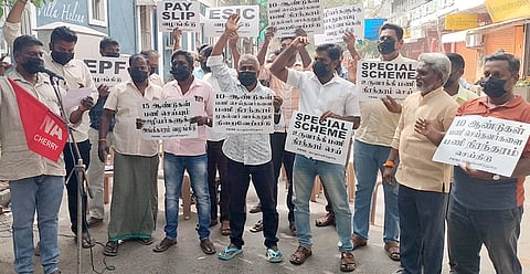 புதுச்சேரியில் கவன ஈா்ப்பு ஆா்ப்பாட்டம்