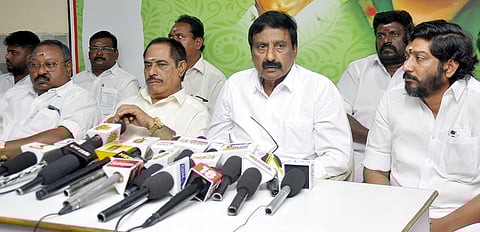 கருப்பை புற்றுநோய்க்கு இலவச தடுப்பூசி: புதுச்சேரி அதிமுக வலியுறுத்தல்