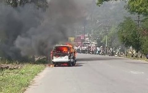 தீப்பிடித்து எரிந்த காா்.