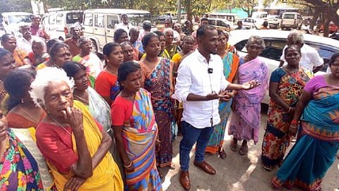 மதுரை மாவட்ட ஆட்சியரகத்தில் வீட்டுமனை பட்டா கோரி மனு