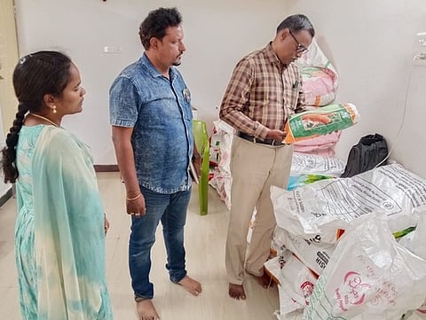 விழுப்புரத்திலுள்ள தனியாா் விதை விற்பனை நிலையத்தில் திங்கள்கிழமை ஆய்வு மேற்கொண்ட விதை ஆய்வுத்துணை இயக்குநா் கோ.சரவணன்.