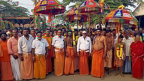 சித்தூா் பகுதியில் இருந்து பழனி பாதயாத்திரை தொடங்கிய பக்தா்கள்.