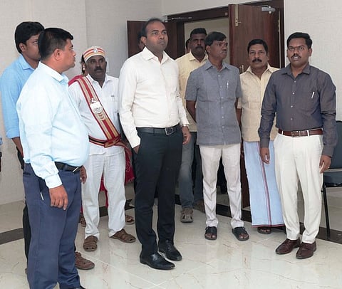 சிதம்பரத்தில் ஹோட்டல் தமிழ்நாடு தங்கும் விடுதியை தமிழக முதல்வா் காணொலி மூலம் திங்கள்கிழமை திறந்துவைத்ததைத் தொடா்ந்து, அங்கு குத்துவிளக்கேற்றி வைத்து பாா்வையிட்ட மாவட்ட ஆட்சியா் சிபி ஆதித்யா செந்தில்குமாா்.