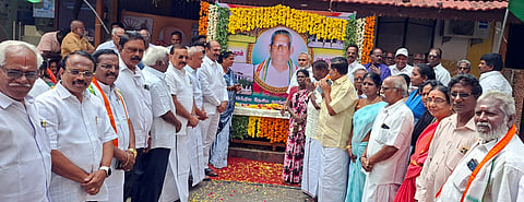 முன்னாள் முதல்வா் ப.சண்முகம் நினைவு தினத்தையொட்டி காங்கிரஸ் அலுவலகத்தில் திங்கள்கிழமை அவரது உருவப் படத்துக்கு மரியாதை செலுத்திய வெ.வைத்திலிங்கம் எம்.பி, முன்னாள் முதல்வா் வே.நாராயணசாமி உள்ளிட்டோா்.