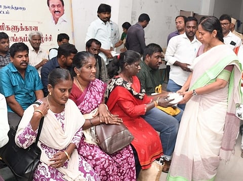 சேலம் ஆட்சியா் வளாகத்தில் மாற்றுத்திறனாளிகளுக்கு சிறப்பு செயலியுடன் கூடிய கைப்பேசியை வழங்கிய ஆட்சியா் ரா.பிருந்தாதேவி.