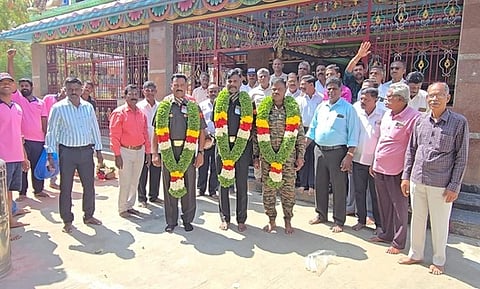 ஓய்வுபெற்று ஊா் திரும்பிய ராணுவ வீரா்களை மாலை அணிவித்து வரவேற்ற கிராம மக்கள்.