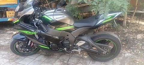 பறிமுதல் செய்யப்பட்ட இருசக்கர வாகனம்.