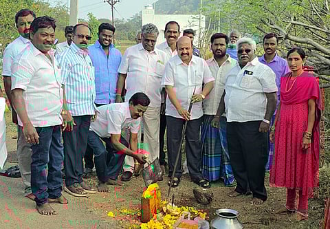 காமனூா்தட்டு - பனங்காட்டேரி சாலைப் பணியை தொடங்கி வைத்த எம்எல்ஏ அ.செ. வில்வநாதன்.