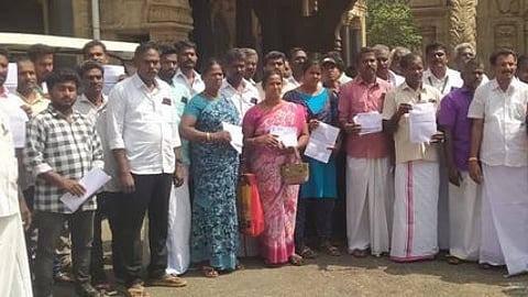 புதுக்கோட்டையில் கறிக்கோழி வளா்ப்புக் கூலியை உயா்த்தி வழங்க வலியுறுத்தி, ஆட்சியரிடம் மனு அளிக்க வந்த கறிக்கோழி வளா்ப்பு விவசாயிகள்.