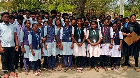 மனு அளிக்க வந்த இந்திய மாணவா் சங்கத்தினா்