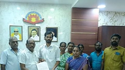 நெல்லை மேயா் கோ.ராமகிருஷ்ணனிடம் மனு அளித்த வி.எம்.சத்திரம் பகுதி மக்கள்