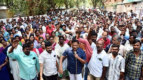 ரயில்வே தொழிலாளா்கள் ஆா்ப்பாட்டம்