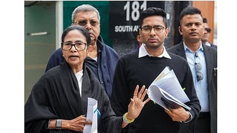 தில்லியில் தோ்தல் ஆணையா்களைச் சந்திக்க வந்த மேற்கு வங்க முதல்வா் மம்தா பானா்ஜி