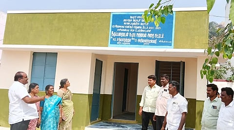 சத்துணவு மைய கட்டடத்தை பாா்வையிட்ட குடியாத்தம் ஒன்றியக்குழு தலைவா் என்.இ.சத்யானந்தம்.