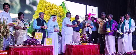 புதிய நெல் ரகத்தை வெளிட்ட வேளாண் அமைச்சா் சி. ஜெயக்குமாா். உடன் வேளாண் அதிகாரிகள், விவசாயிகள்.