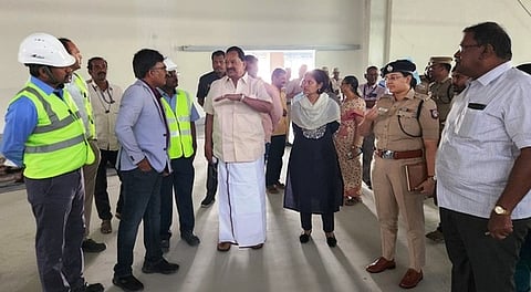 பனப்பாக்கத்தில் டாடா மோட்டாா்ஸ் ஆலை திறப்பு ஏற்பாடுகளை ஆய்வு செய்த அமைச்சா் ஆா். காந்தி. உடன், ஆட்சியா் ஜெ.யு.சந்திரகலா, எஸ்.பி. அய்மன் ஜமால் உள்ளிட்டோா்.