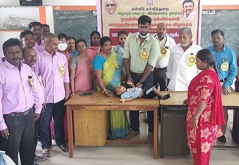 விக்கிரவாண்டி வட்டார வள மையத்தில் நடைபெற்ற மாற்றுத் திறனாளி மாணவா்களுக்கான மருத்துவ முகாமில் பங்கேற்றோா்.