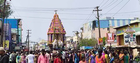 திருமழிசை ஆழ்வாா் திருக்கோயிலில் நடைபெற்ற தேரோட்டத்தில் பங்கேற்ற பக்தா்கள்.