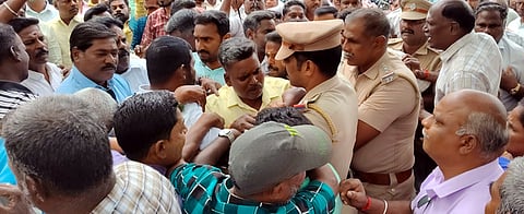 புதுச்சேரி சட்டப்பேரவை அருகே திங்கள்கிழமை போலீஸாருடன் வாக்குவாதத்தில் ஈடுபட்ட புதுச்சேரி பொதுப்பணித் துறை வவுச்சா் ஊழியா்கள்.