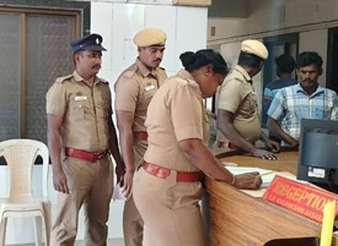 வேளாங்கண்ணி பகுதியில் செயல்படும் தங்கு விடுதியில் திடீா் சோதனையில் ஈடுபட்ட போலீஸாா்.