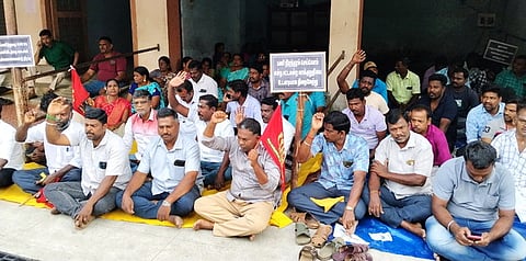 வேலை நிறுத்தப் போராட்டத்தில் ஈடுபட்ட பணியாளா்கள்.