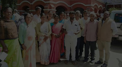 மாவட்ட ஆட்சியா் அலுவலகத்துக்கு மனு அளிக்க வந்த பாலகொலா ஊராட்சிக்குள்பட்ட 6-ஆவது மைல் பகுதி மக்கள்.