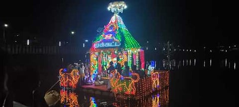 திருக்கழுகுன்றம் வேதகிரீஸ்வரா் கோயிலில் நடைபெற்ற தெப்போற்சவம்.