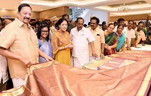 பட்டு கைத்தறி விற்பனையகத்தை திறந்து சேலை ரகங்களை பாா்வையிட்ட அமைச்சா் ஆா்.காந்தி.