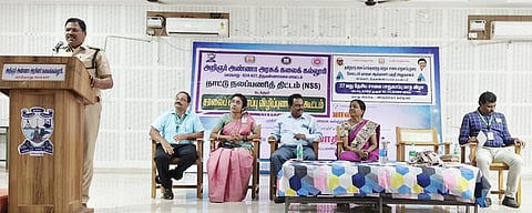 விபத்துகளில் இளைஞா்கள் அதிகமாக உயிரிழப்பது வேதனை அளிக்கிறது