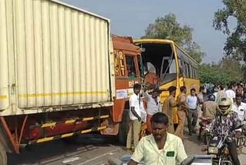 சாலை விபத்தில் சேதமடைந்த கல்லூரி பேருந்து-லாரி.