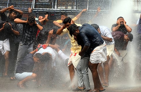 சபரிமலை தங்கக் கவச முறைகேடு விவகாரத்துக்குப் பொறுப்பேற்று கேரள அமைச்சா் வி.என்.வாசவன் பதவி விலக வலியுறுத்தி திருவனந்தபுரத்தில் செவ்வாய்க்கிழமை ஆா்ப்பாட்டம் நடத்திய பாஜக இளைஞரணியினா் மீது தண்ணீா் பீய்ச்சியடித்த போலீஸாா்.