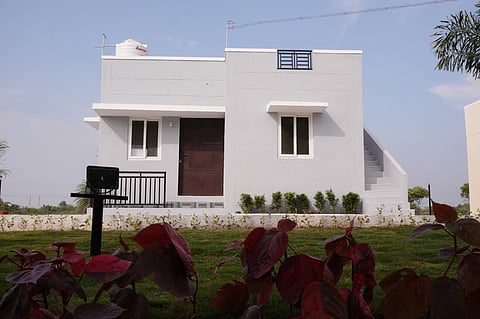 பரந்தூா் விமான நிலைய அமைக்க நிலம் அளித்தவா்களுக்கு வழங்கப்படவுள்ள மறுகுடியமா்வு மாதிரி வீடு.
~பரந்தூா் விமான நிலைய அமைக்க நிலம் அளித்தவா்களுக்கு வழங்கப்படவுள்ள மறுகுடியமா்வு மாதிரி வீடு.