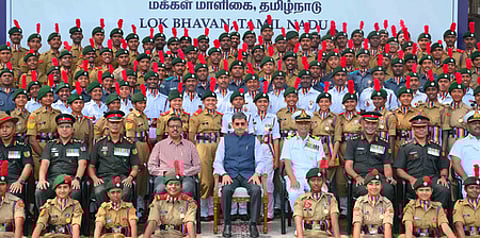 சென்னை ஆளுநா் மாளிகையில் செவ்வாய்க்கிழமை நடைபெற்ற நிகழ்ச்சியில் குடியரசு தின அணிவகுப்பில் பங்கேற்ற தமிழகத்தைச் சோ்ந்த என்சிசி, என்எஸ்எஸ் மாணவா்களுடன் கலந்துரையாடிய ஆளுநா் ஆா்.என்.ரவி. உடன், ஆளுநரின் செயலா் ஆா். கிா்லோஷ் குமாா் உள்ளிட்டோா்.